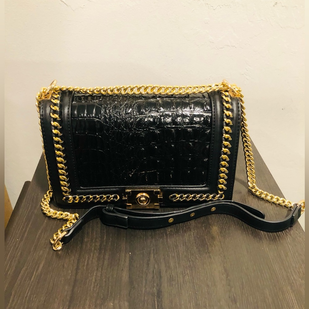 Elegant Black and Gold Chain Shoulder Bag